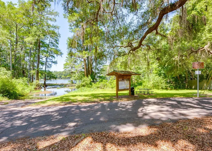 Walk To Munson: Tree-filled Gem! Holiday home Tallahassee