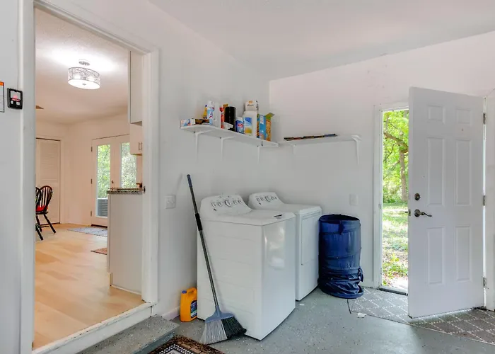Walk To Munson: Tree-filled Gem! Holiday home