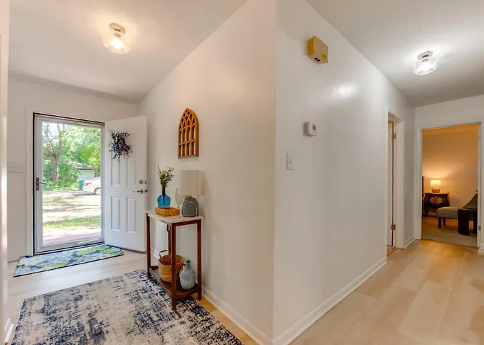Walk To Munson: Tree-filled Gem! Holiday home