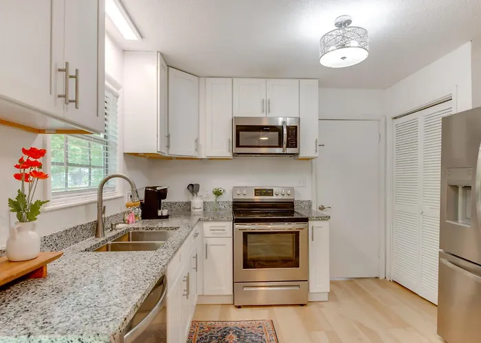 Walk To Munson: Tree-filled Gem! Holiday home Tallahassee