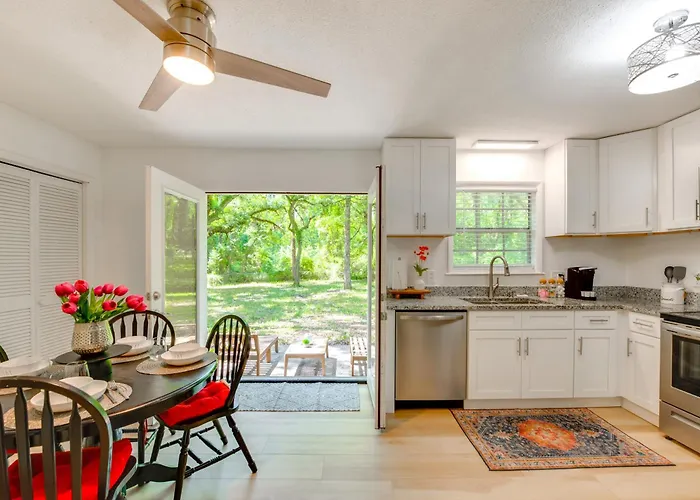 Walk To Munson: Tree-filled Gem! Holiday home