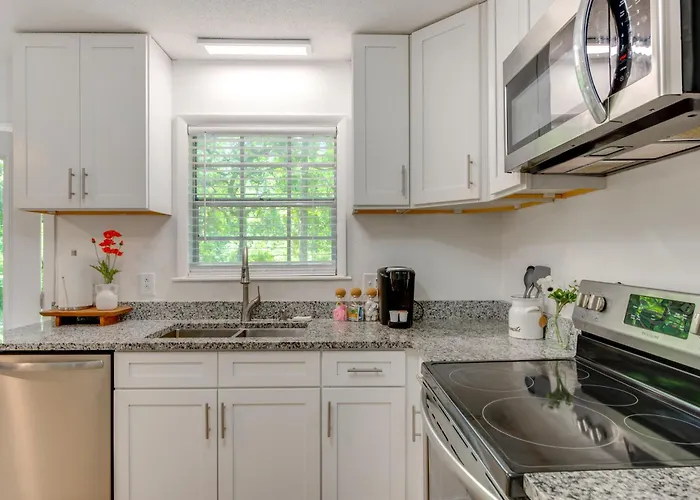 Walk To Munson: Tree-filled Gem! Holiday home *