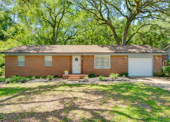 Walk To Munson: Tree-filled Gem! Holiday home Tallahassee